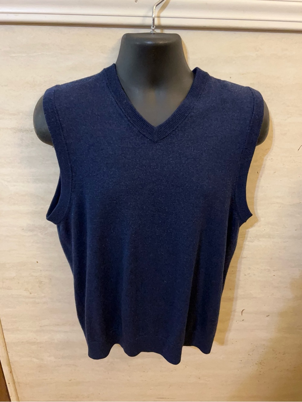 Turnbury Men's V-Neck Extra Fine Merino Wool Sweater Vest in Navy Blue